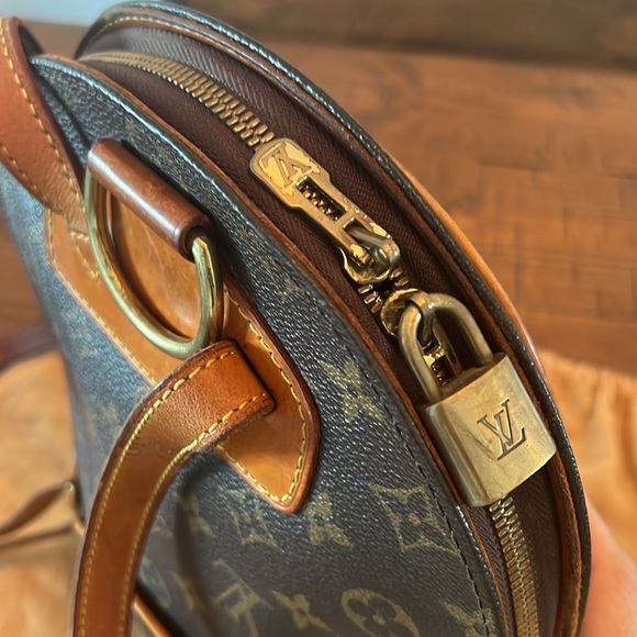 Authentic Louis Vuitton!!! Ellipse backpack, sac a dos. Adjustable straps!!! - Picture 4 of 11